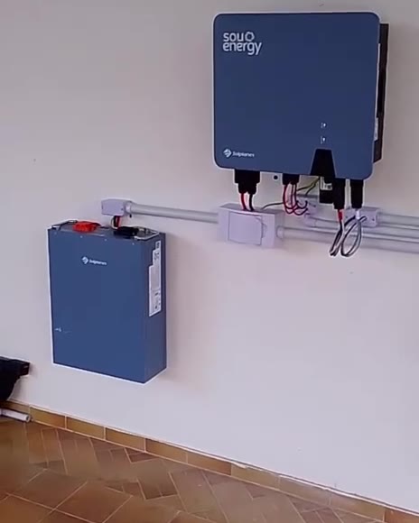 Vídeo da instalação: quadros de proteção, cabeamento e bateria fixados na parede.
