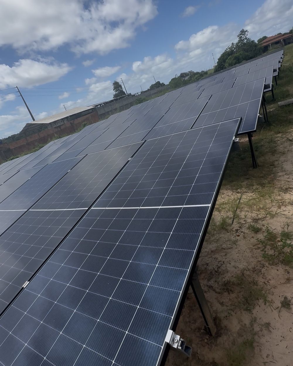 Fileiras de módulos fotovoltaicos em estrutura de solo, obra da Ilha Sol.